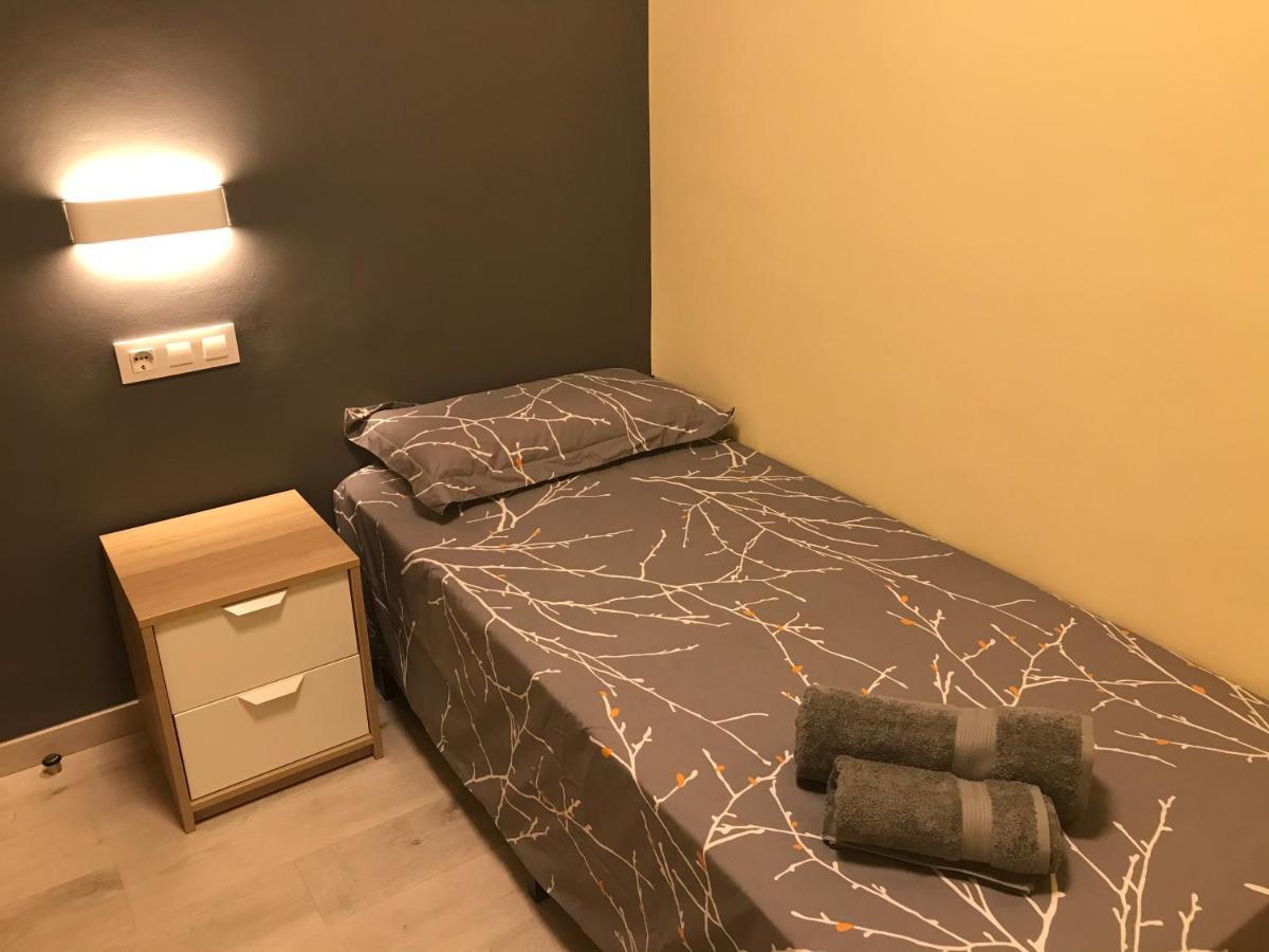 Cerdanyola Centro Apartment เซร์ดันโยลา เดล บาเยส ภายนอก รูปภาพ